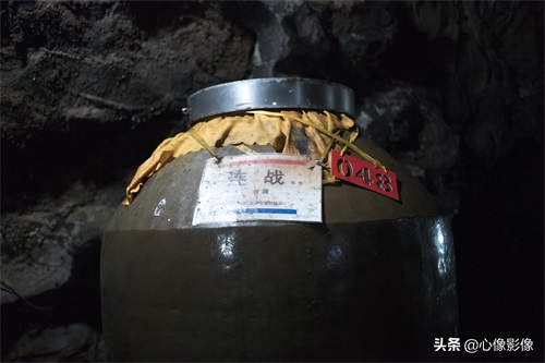 溶洞藏酒价值上千万！100多坛陈酿藏茅台镇唯一的地下天然溶洞