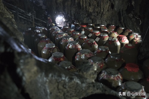 溶洞藏酒价值上千万！100多坛陈酿藏茅台镇唯一的地下天然溶洞