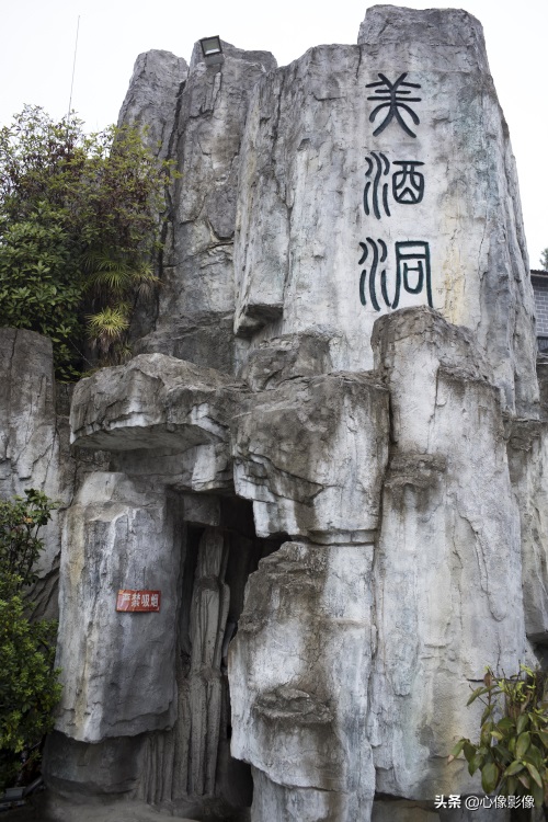 溶洞藏酒价值上千万！100多坛陈酿藏茅台镇唯一的地下天然溶洞