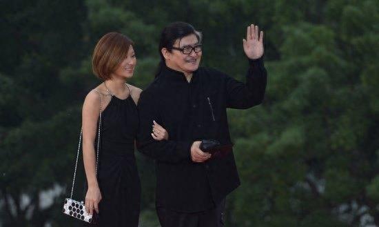 54岁刘欢和26岁女儿近照，网友：还好女儿长相不随爸爸