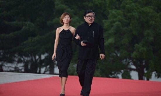 54岁刘欢和26岁女儿近照，网友：还好女儿长相不随爸爸