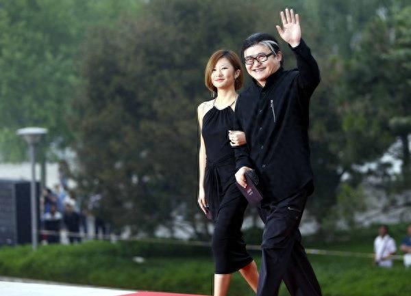 54岁刘欢和26岁女儿近照，网友：还好女儿长相不随爸爸