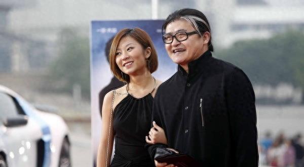 54岁刘欢和26岁女儿近照，网友：还好女儿长相不随爸爸