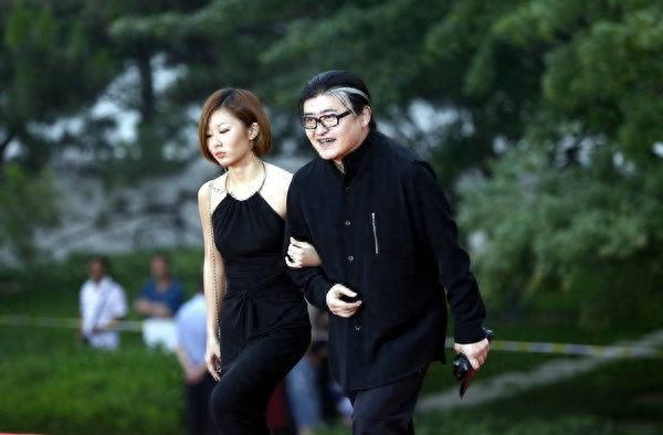 54岁刘欢和26岁女儿近照，网友：还好女儿长相不随爸爸