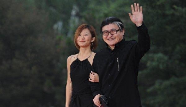 54岁刘欢和26岁女儿近照，网友：还好女儿长相不随爸爸