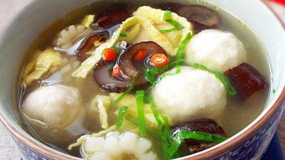 ​传统正宗三鲜汤，鲜爽可口，胡椒和海鲜的融合，暖暖的鲜美极了