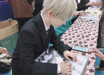 ​熊祁聚会暴露恋情，戒指出卖一切，粉丝坏笑：单身熊是我的