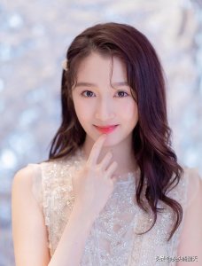 ​23岁的关晓彤，成熟大胆身材有料，小姑娘长大了