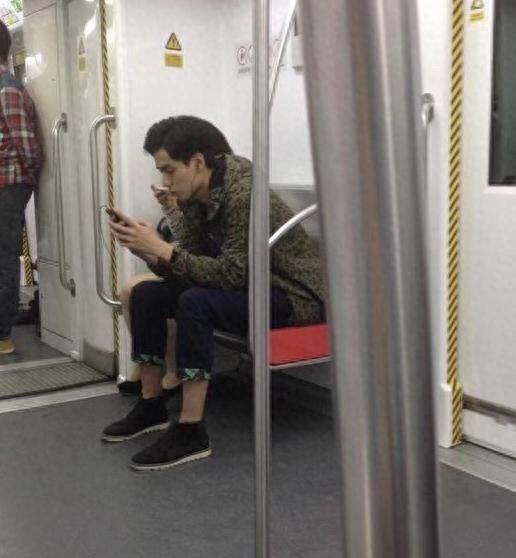 实拍：胡一天3年前素颜照片曝光，原来私下他是这个样子！