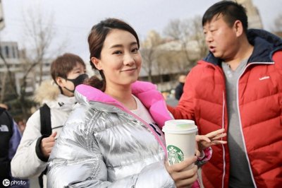 ​杨幂同学张小斐喜剧走红，拜师于冯巩门下，敢于素颜真是太瘦了吧