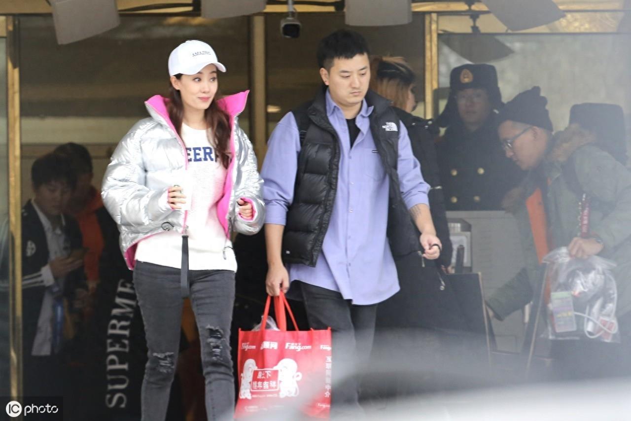 杨幂同学张小斐喜剧走红，拜师于冯巩门下，敢于素颜真是太瘦了吧