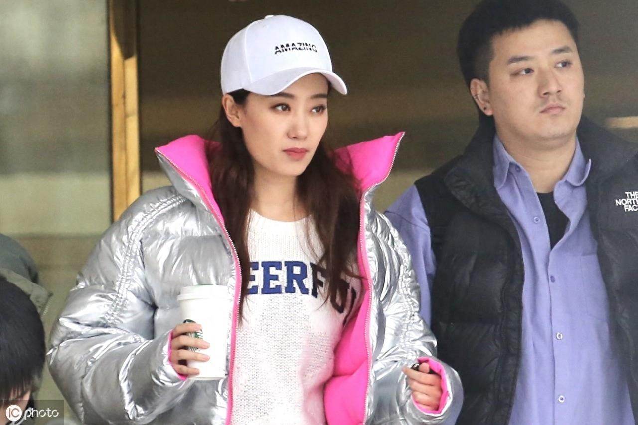 杨幂同学张小斐喜剧走红，拜师于冯巩门下，敢于素颜真是太瘦了吧