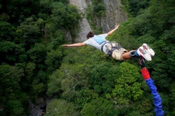 蹦极是一种什么体验