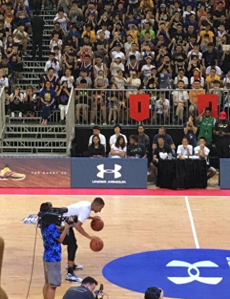库里中国行广州站现场：双手运球＋超远三分惹全场球迷高呼MVP