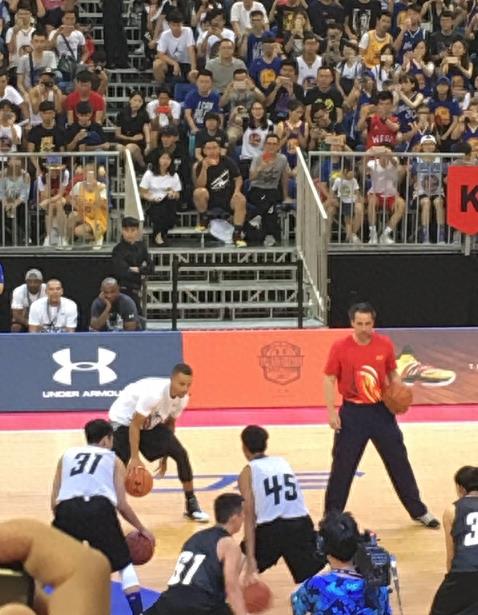 库里中国行广州站现场：双手运球＋超远三分惹全场球迷高呼MVP