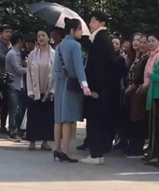 邓伦新女友疑曝光，居然是她？两人牵手被发现立即松开