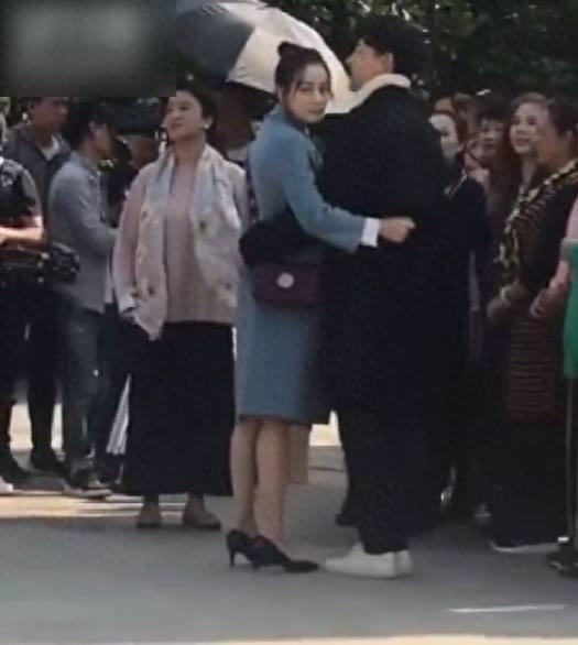 邓伦新女友疑曝光，居然是她？两人牵手被发现立即松开