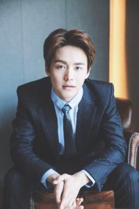 ​马天宇时尚写真，阳光帅气，自然洒脱，面带微笑，似邻家大男孩！