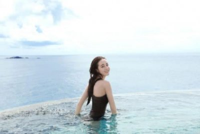 ​迪丽热巴泳衣照曝光，身着泳装大秀好身材，网友：模特饭碗都要抢