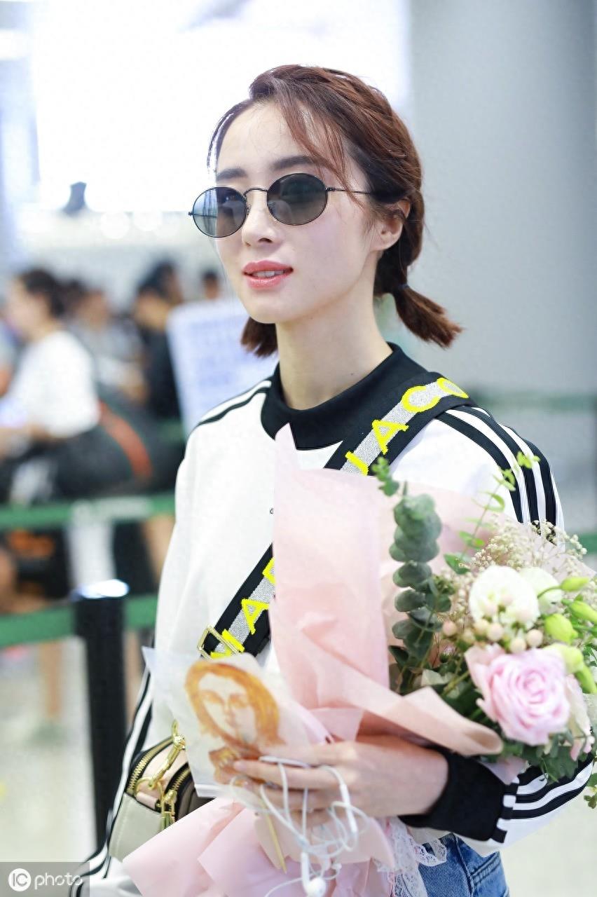 胡冰卿个人照合辑，“藕节辫”好个性