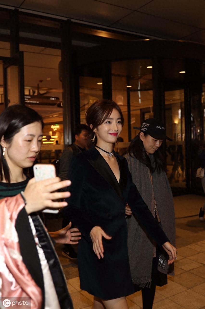 胡冰卿个人照合辑，“藕节辫”好个性