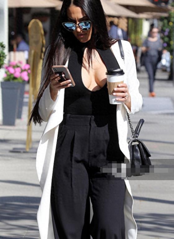 女星Nikki Bella外出被拍，回眸一笑优雅大气