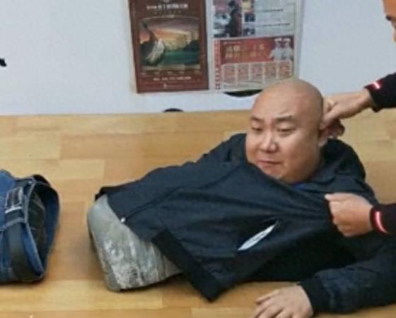 男子表演惊险的人体分离术，不料被当众拆穿，网友忍不住笑喷了！