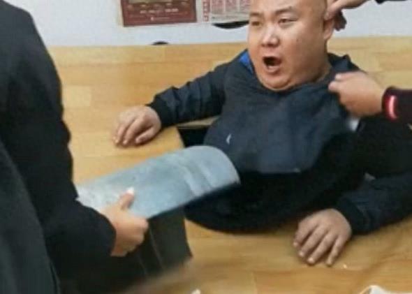 男子表演惊险的人体分离术，不料被当众拆穿，网友忍不住笑喷了！