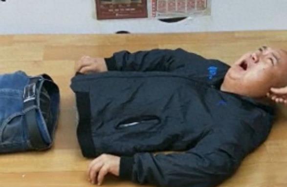 男子表演惊险的人体分离术，不料被当众拆穿，网友忍不住笑喷了！