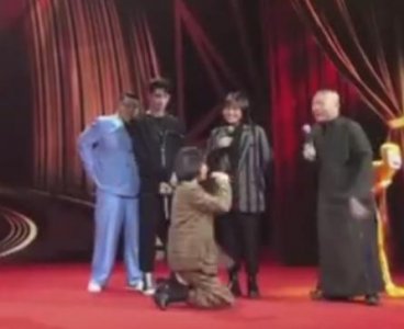 ​95后女星当众给郭德纲下跪，吓得后者一抖，伏脚边被骂没自尊