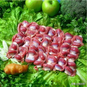 ​鸡胃里的一层膜，有人嫌脏当垃圾，1斤超过250元，有啥用？