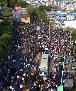 ​魂归故里！家乡父老迎接木里牺牲烈士“回家”