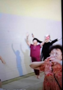 ​大妈妈们这是在找死，迟早会玩出人命的！