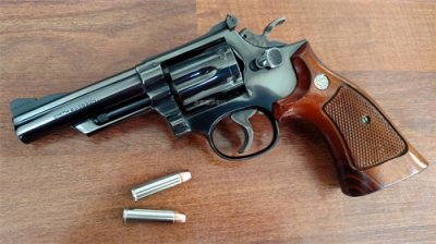 ​战斗大酒瓶的诞生-史密斯威森M19手枪