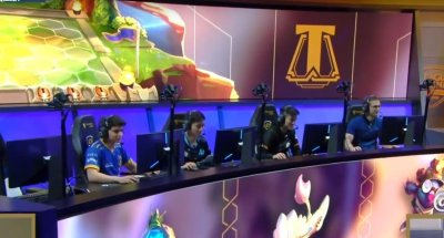 ​第一场云顶之弈比赛打响，选手被野怪打死，双龙王阵容强势获胜