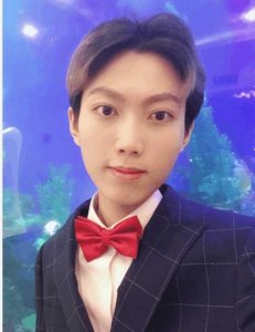 ​新晋国民老公，王者荣耀主播孤影晒年会照，一小动作迷妹直打call