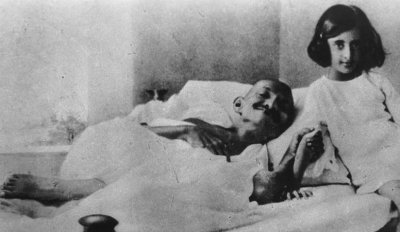 ​印度唯一女总理英迪拉，强制400万男性绝育，67岁被两名警卫枪杀