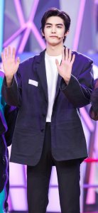 ​宋威龙录制《快本》，185cm好身材穿搭黑色白纹西装超A，长腿太长