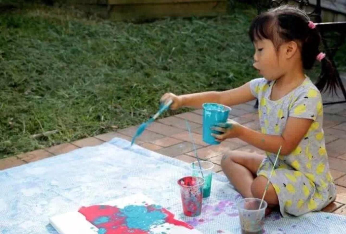 天才小画家!年仅5岁就已售出超过100幅画作