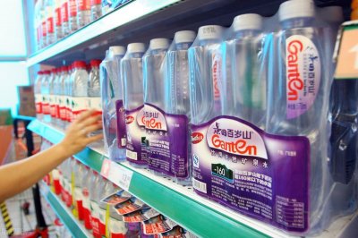 ​一瓶依云矿泉水卖到13元，纪念版700元，它是如何变成奢侈品的？