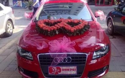 ​百万婚车路虎车身挂满棒棒糖，公开“撒狗粮”，网友：新娘爱吃