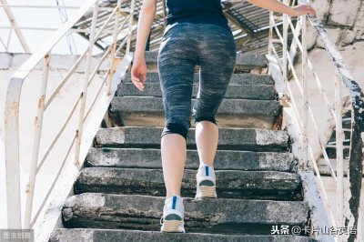 ​楼梯是stairs，那“爬楼梯”英语是说“climb the stairs”吗？