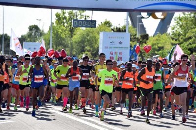 ​马拉松——荣成滨海国际马拉松赛开跑