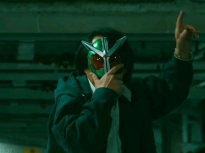 ​奥特曼VS假面骑士：两位二叔12年后再次巅峰对决 特利迦队长看戏