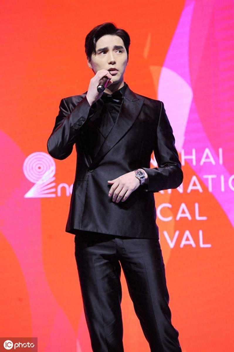 帅气有型！阿云嘎梳中分生图颜值抗打，身高优越展现大长腿