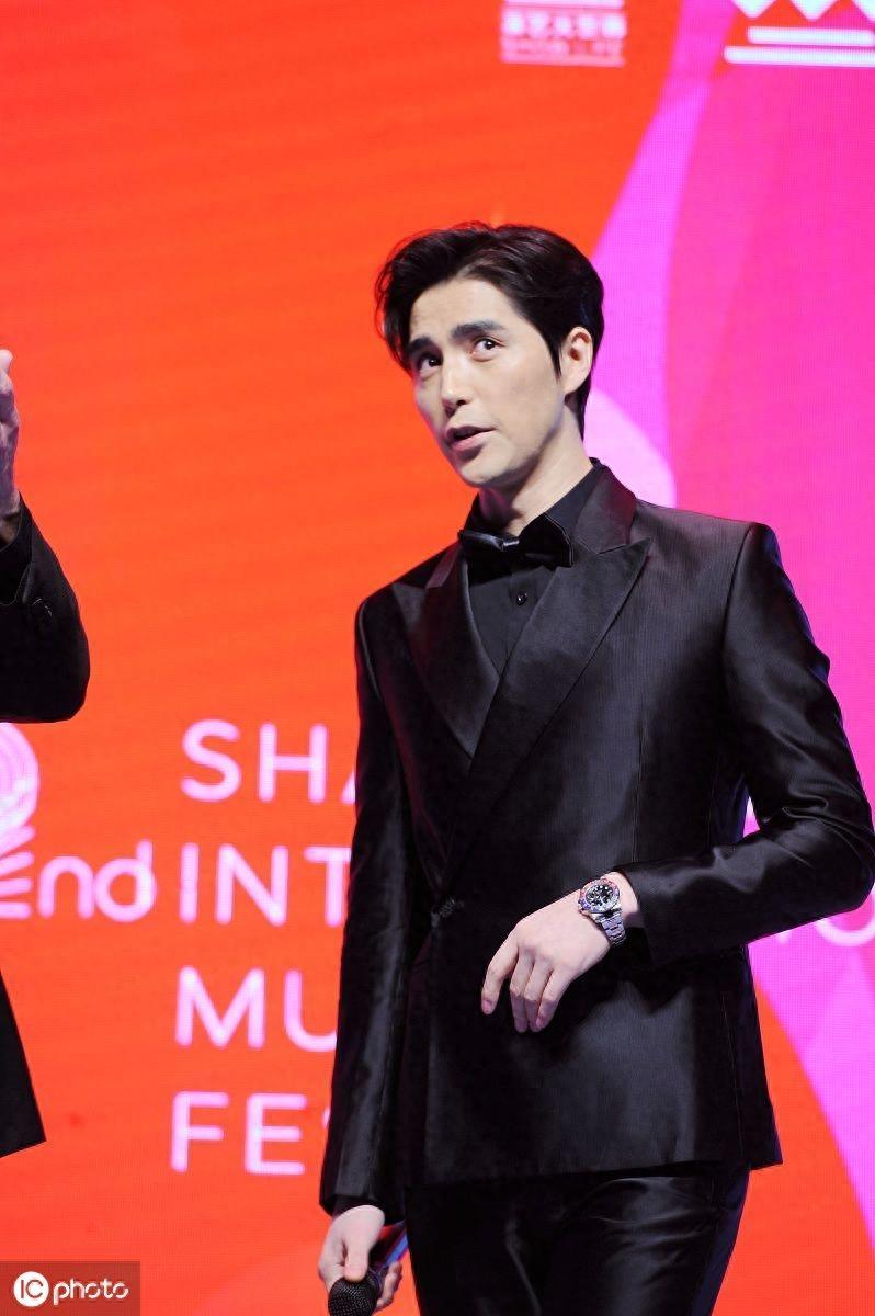 帅气有型！阿云嘎梳中分生图颜值抗打，身高优越展现大长腿