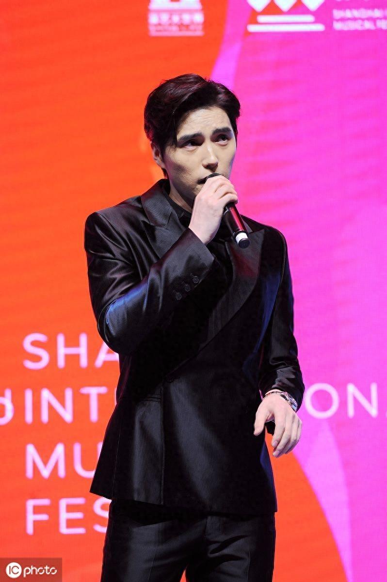 帅气有型！阿云嘎梳中分生图颜值抗打，身高优越展现大长腿