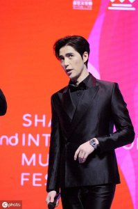 ​帅气有型！阿云嘎梳中分生图颜值抗打，身高优越展现大长腿