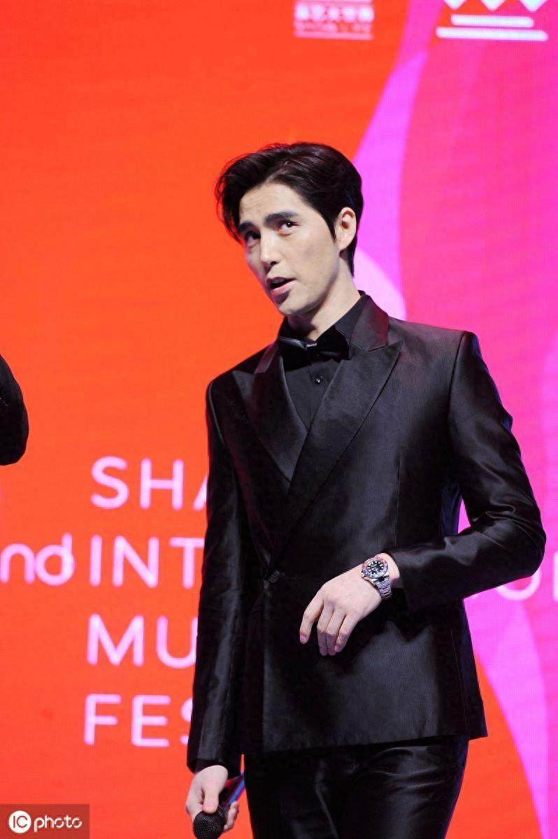 帅气有型！阿云嘎梳中分生图颜值抗打，身高优越展现大长腿