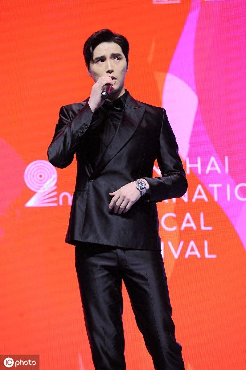 帅气有型！阿云嘎梳中分生图颜值抗打，身高优越展现大长腿